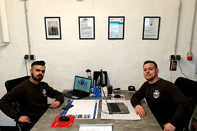 Geschäftsführer Marcel Gaßmann-Koch und Ridvan Duran im Büro